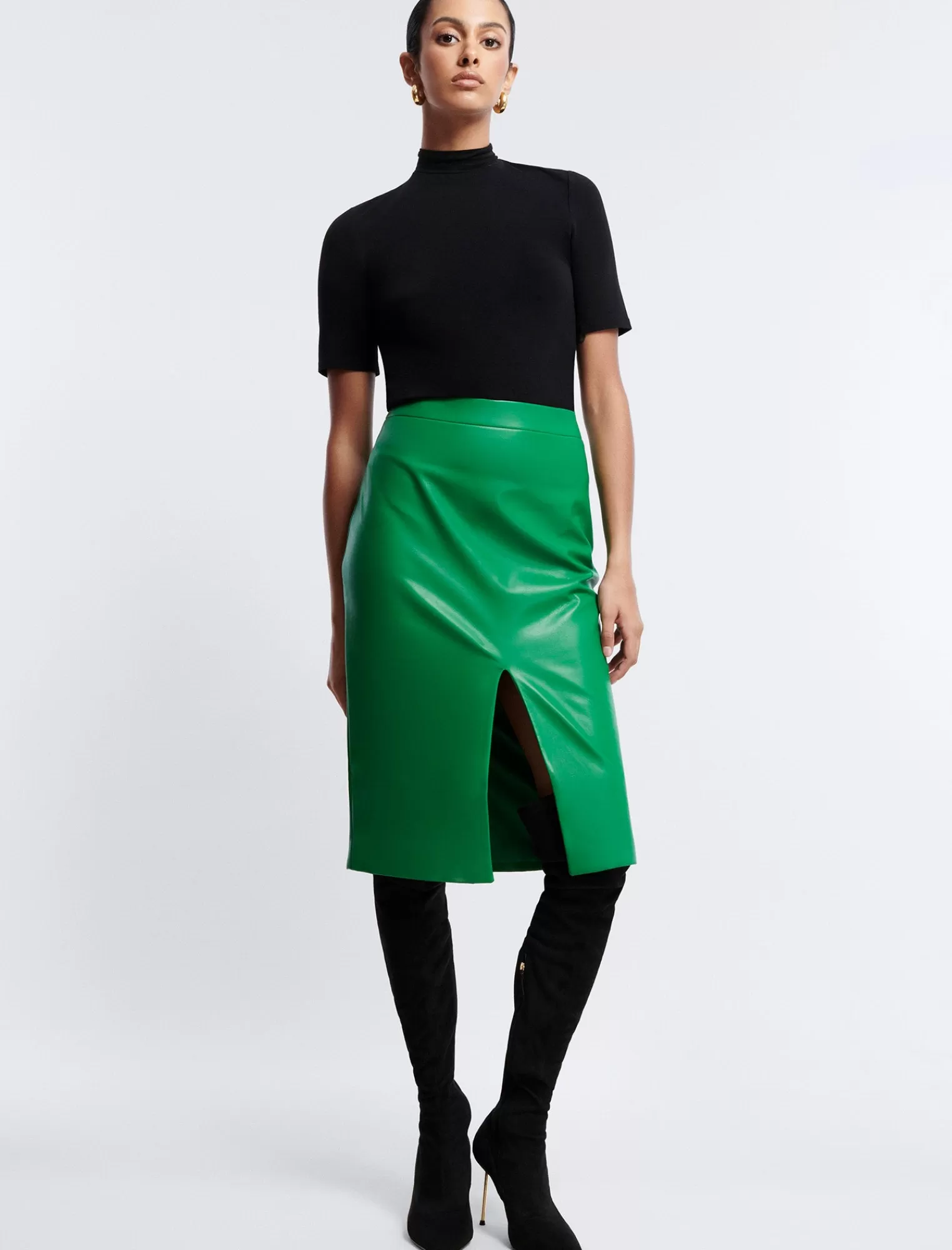 Shop BCBGMAXAZRIA Falda Midi Confeccionada En Piel Sintetica Con Abertura Delantera Verde Esmeralda