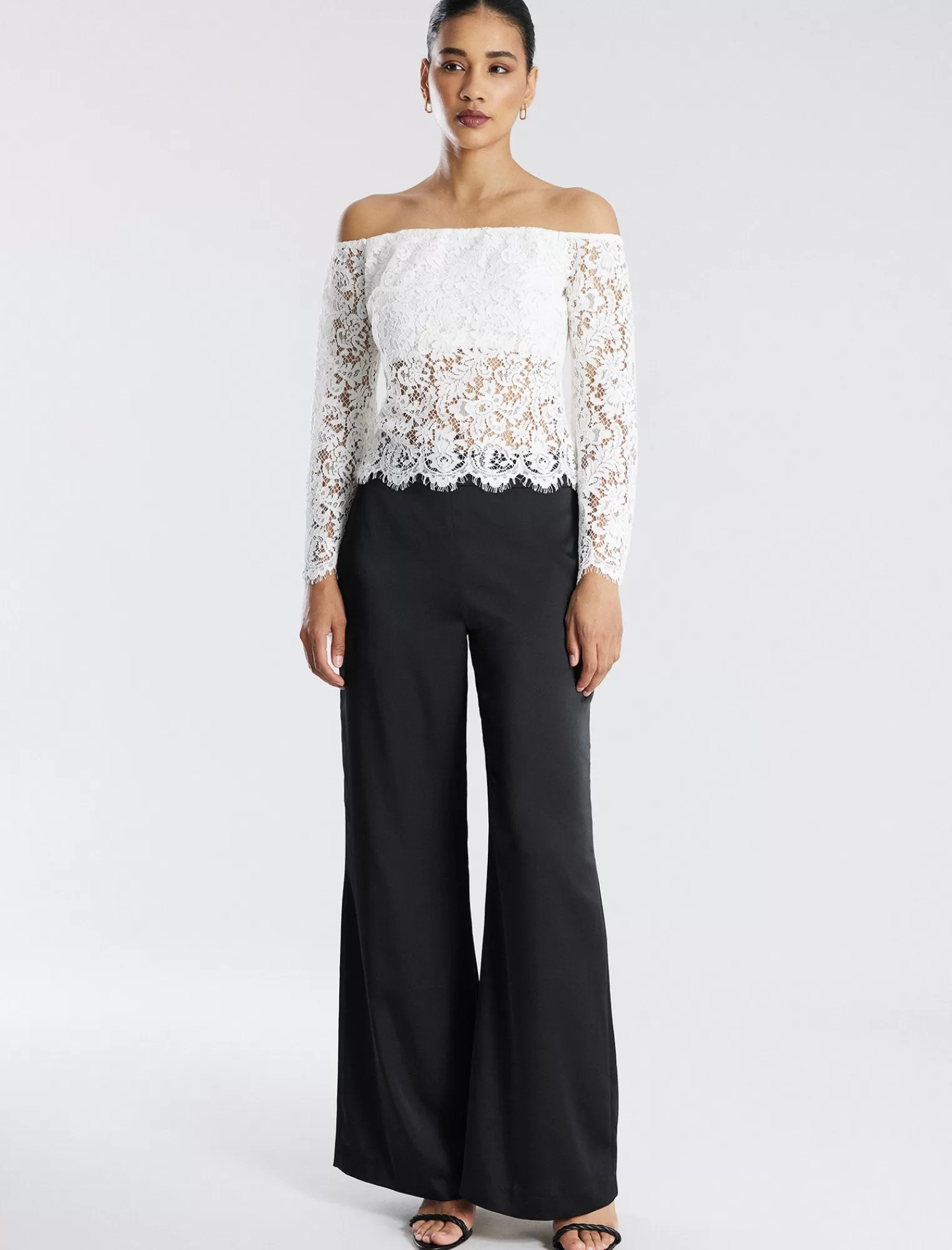 Flash Sale BCBGMAXAZRIA Top De Encaje Con Hombros Descubiertos Y Mangas Acampanadas Gardenia