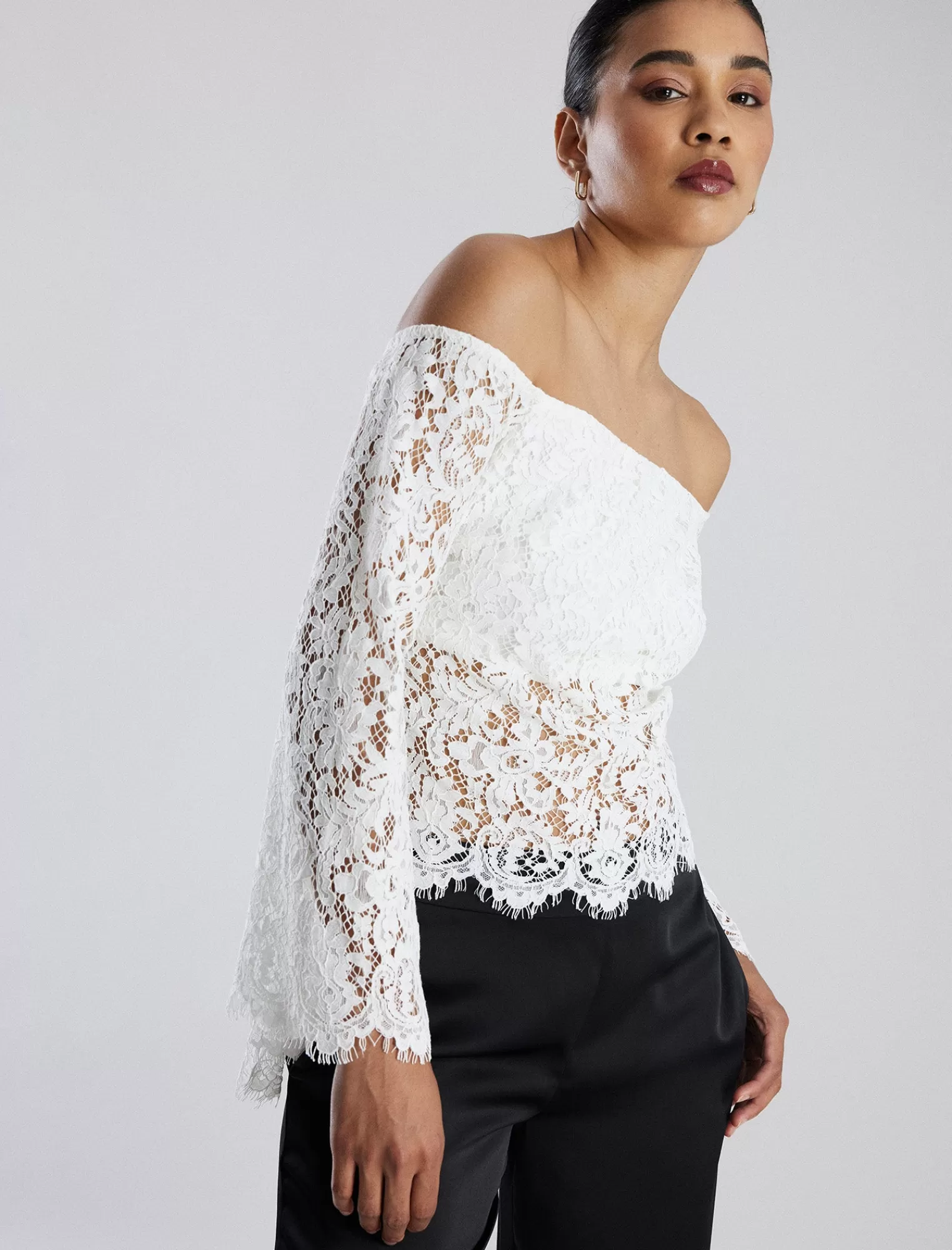 Flash Sale BCBGMAXAZRIA Top De Encaje Con Hombros Descubiertos Y Mangas Acampanadas Gardenia