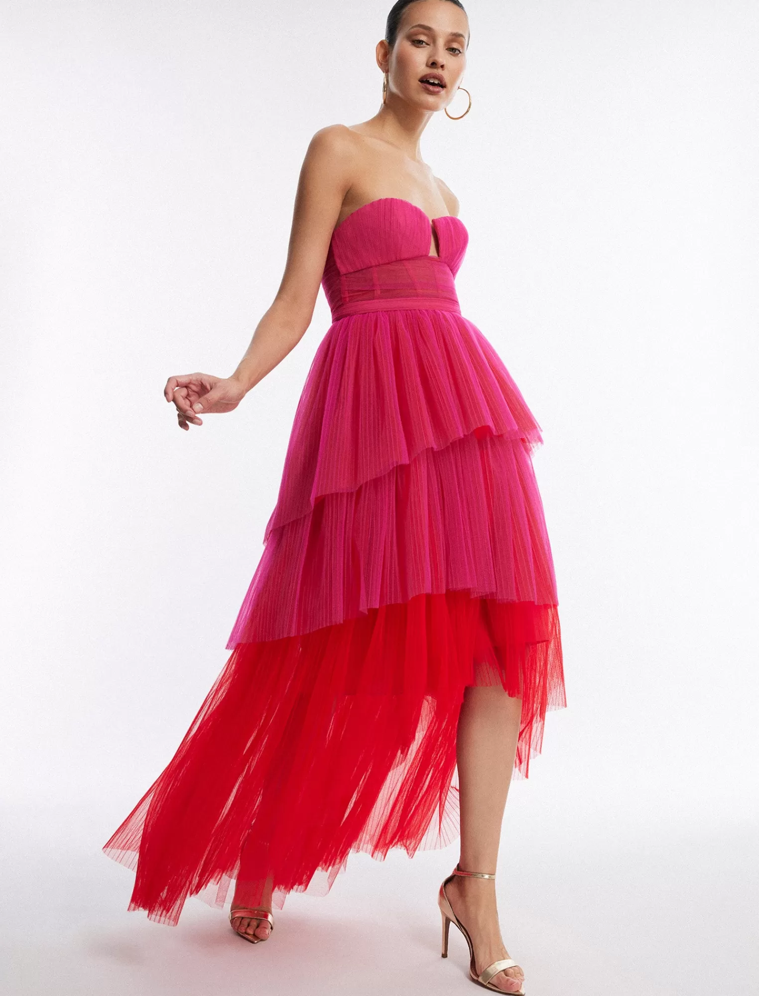New BCBGMAXAZRIA Vestido Palabra De Honor De Tul Asimetrico "Flora". Frambuesa