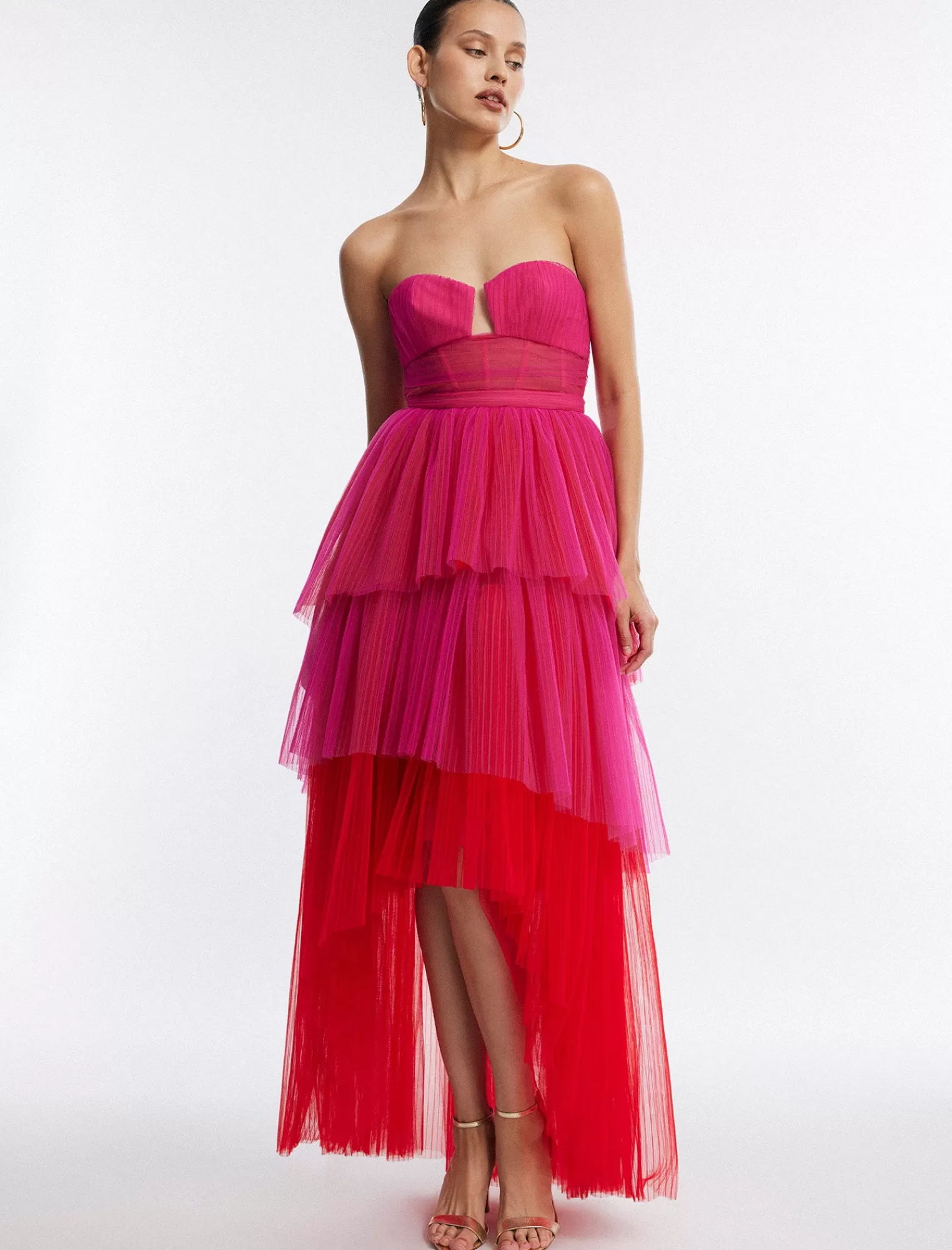 New BCBGMAXAZRIA Vestido Palabra De Honor De Tul Asimetrico "Flora". Frambuesa