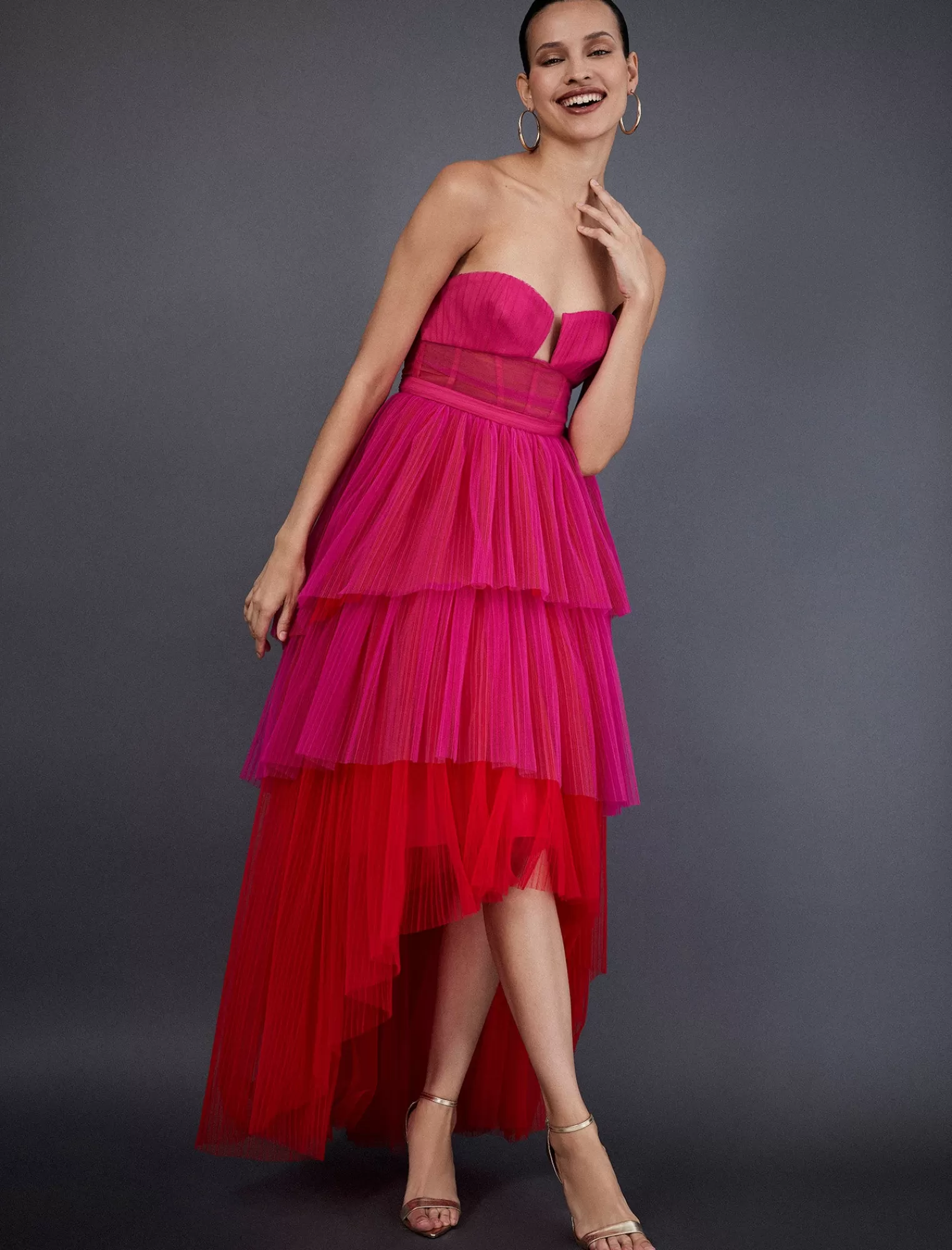 New BCBGMAXAZRIA Vestido Palabra De Honor De Tul Asimetrico "Flora". Frambuesa